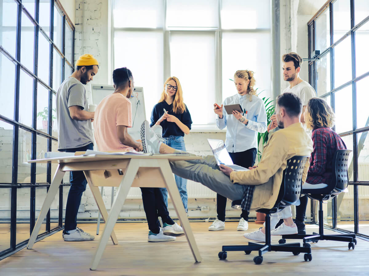 Junge Menschen am Arbeitstisch